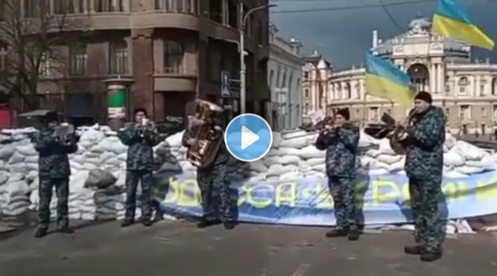 Ukraine War: युक्रेनियन सैनिकांचा ‘डोन्ट वरी, बी हॅप्पी’ गाणं वाजवताना व्हिडीओ Viral