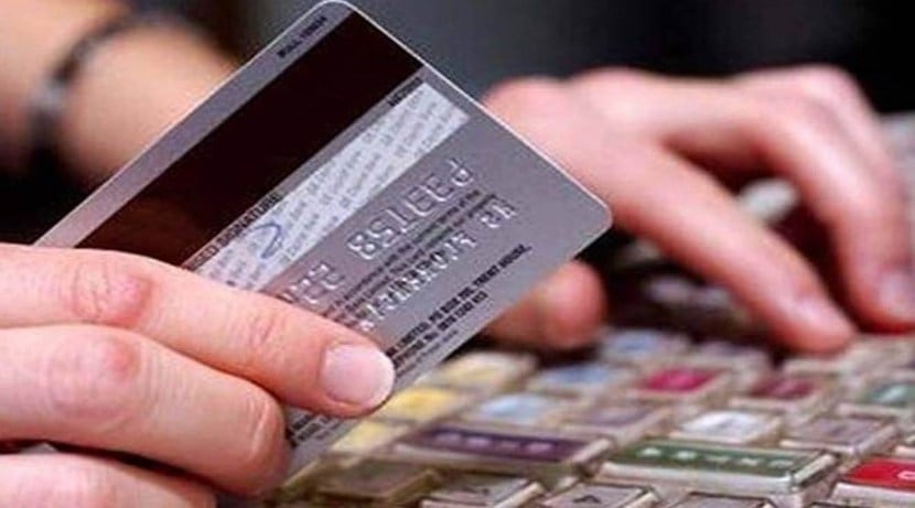 आरबीआयने क्रेडीट आणि डेबिट कार्ड जारी करण्यासाठी नवी नियमावली जारी केली आहे.