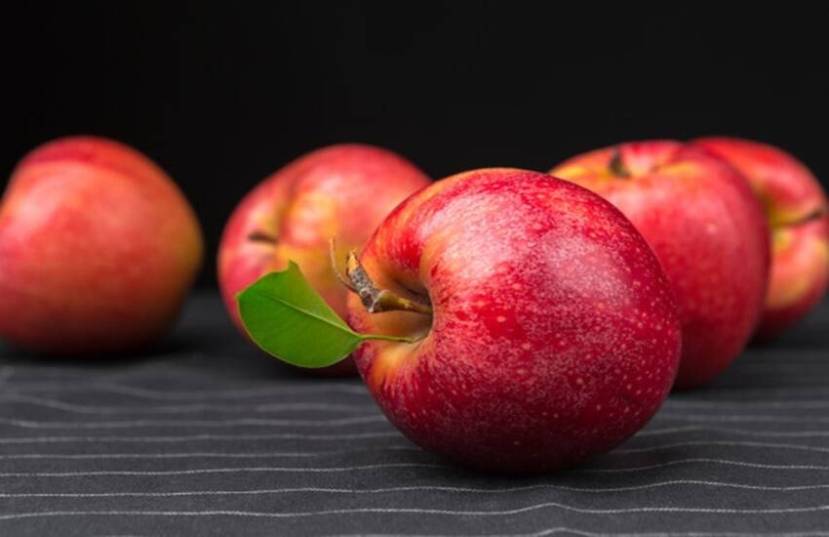 सफरचंद हृदयासाठीही खूप फायदेशीर आहे. तुम्ही रोज एक सफरचंद खावे. यामुळे तुमची कोलेस्ट्रॉलची पातळी नियंत्रणात राहते.