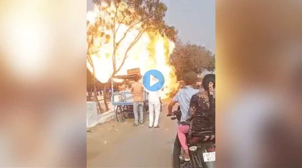 मंदिराच्या बाहेर बाईक उभी केली आणि पाहताच बाइकला आग लागली. (photo credit: screengrab twitter/ @AlluHarish17)