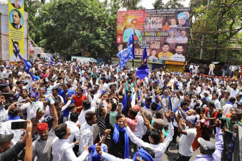 यावेळी उपस्थित नागरिकांच्या हातात निळा ध्वज आणि तोंडात जय भीमचा जोरदार जयघोष होता. (फोटो सौजन्य : पवन खेंगरे - एक्स्प्रेस फोटो)