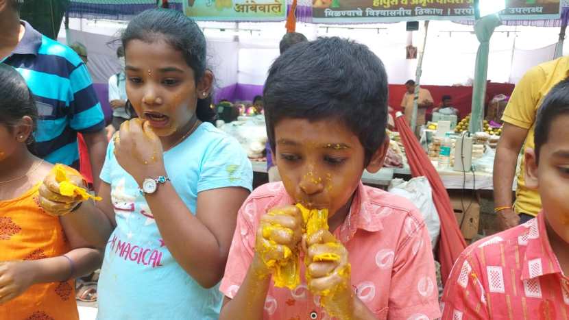 महाराष्ट्र नवनिर्मान सेना आणि सहेली बचत गट मार्फत रवी सहाणे यांनी शेतकरी ते ग्राहक, महाराष्ट्र माझा आंबा महोत्सव बालगंधर्व रंगमंदिर येथे आयोजित केला आहे.