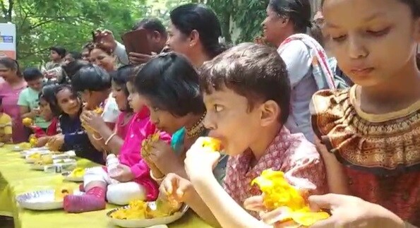 ही अनोखी स्पर्धा पाहताना आणि मुलं ज्या प्रकारे आंब्यांवर तुटून पडली हे पाहून उपस्थितांना हसू अनावर होत होतं.