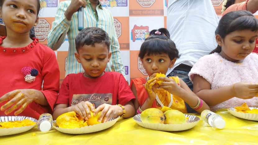 घरात बाबा आंबे कधी आणणार याची आतुरतेने वाट पाहणाऱ्या बच्चेकंपनीने या स्पर्धेत आंब्यांवर मनसोक्त ताव मारला.