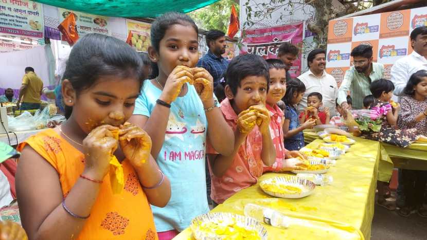 मोठ्यांना देखील आंबे खाण्याची मनस्वी इच्छा होत होती परंतु, ही स्पर्धा मुलांसाठी असल्याने त्यांना पाहण्याशिवाय पर्याय नव्हता.