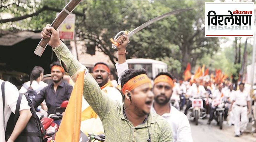 दिल्लीमधील जहांगीरपुरी येथे झालेल्या हिंसाचारदरम्यानचा तसंच इतर ठिकाणच्या काही व्हिडीओंमध्ये लोक हातात तलवारी, बंदुका, शस्त्र घेऊन रस्त्यावर उतरल्याचं आणि धर्माच्या नावे आपापसात भिडल्याचं दिसत होतं