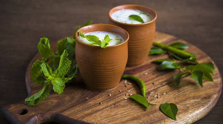 मसाला ताक: ताक, ज्याला बटरमिल्क असेही म्हणतात, हे एक स्वादिष्ट दही-आधारित पेय आहे जे भारतात खूप पसंत केले जाते. ताक हे एक उत्कृष्ट पाचक पेय आहे. (फोटो: Indian Express)