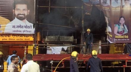 पुण्यात डॉक्टर बाबासाहेब आंबेडकरांच्या पुतळ्यासमोरील दुकानं, होर्डिंग्जला आग