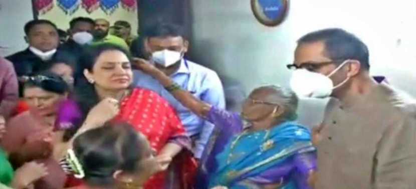 स्वतः मुख्यमंत्री आणि शिवसेना पक्षप्रमुख उद्धव ठाकरे भेटीला आल्याने शिवसैनिक असलेल्या चंद्रभागा आजींचा आनंद चेहऱ्यावर ओसंडून वाहत होता.
