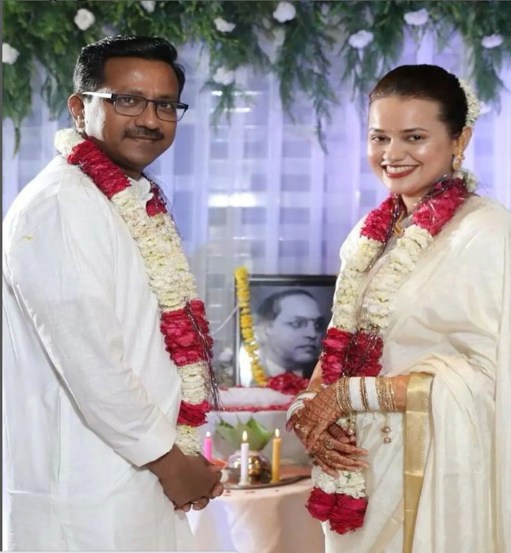 दोघांच्या लग्नातील एक फोटो समोर आला आहे. या फोटोत दोघेही डॉक्टर बाबासाहेब आंबेडकरांच्या फोटोसमोर उभं राहून लग्नविधी करत असल्याचं दिसत आहे.
