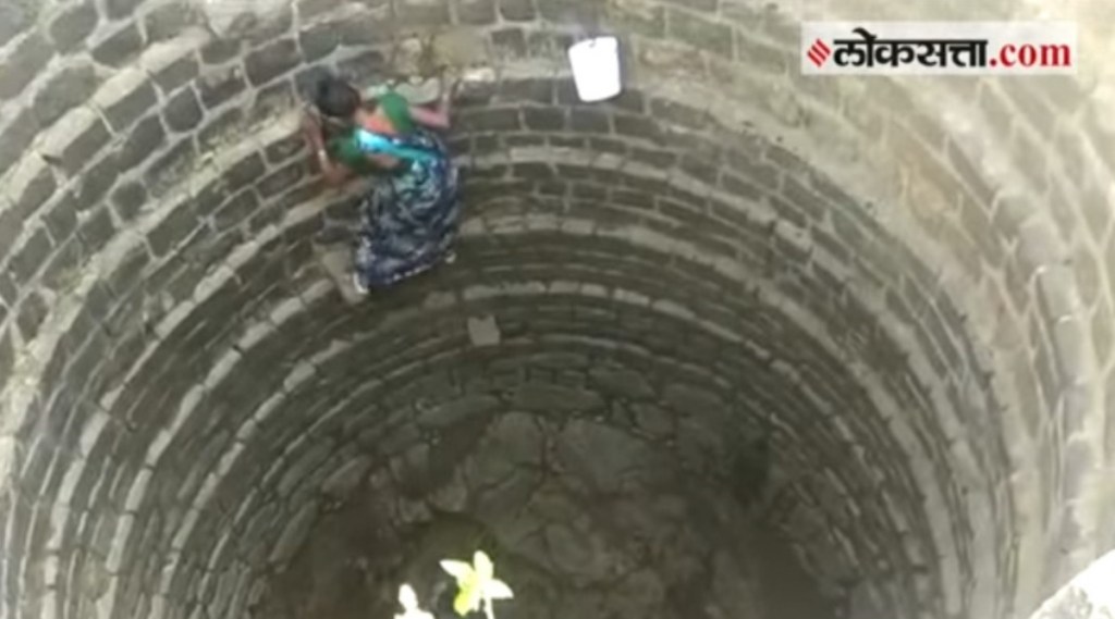 VIDEO: नाशिकमध्ये पाण्यासाठी महिलांची ५० फूट खोल विहिरीत जीवघेणी कसरत