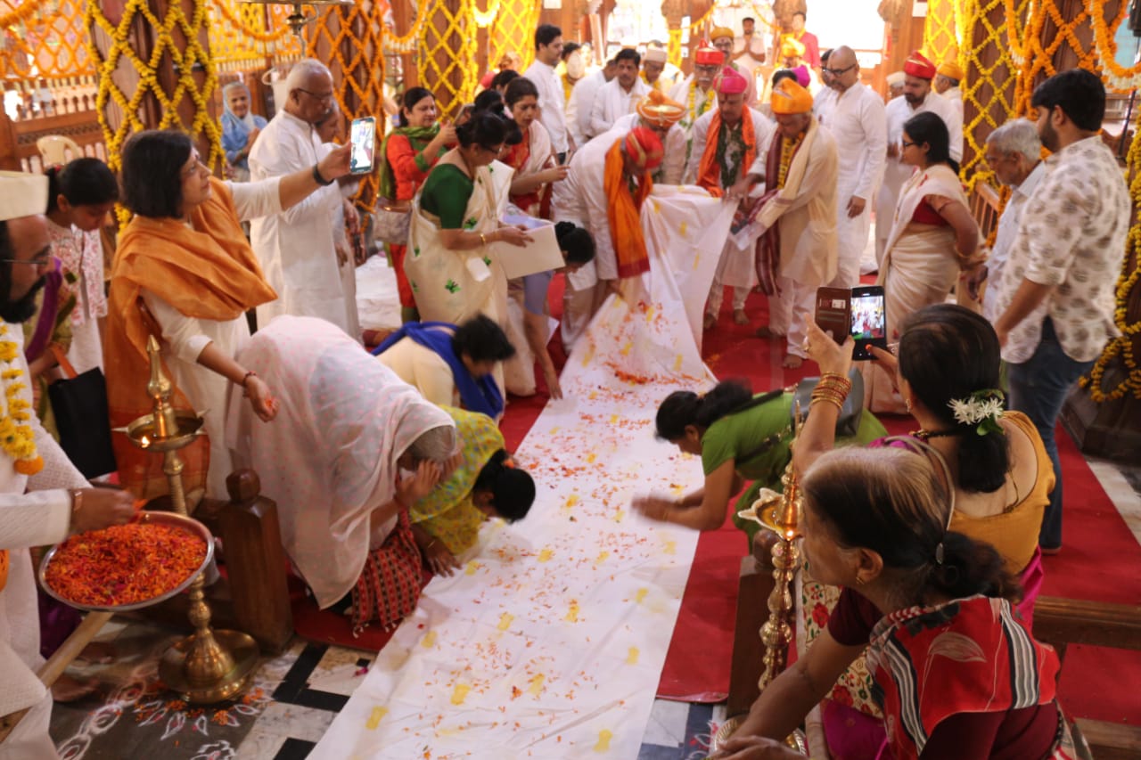 लळीत पायघड्यांचे कीर्तन झाल्यानंतर संस्थानचे कार्यकारी विश्वस्त रामदास तुळशीबागवाले यांच्या हस्ते श्रीराम राज्याभिषेक सोहळा उत्साहात साजरा करण्यात आला