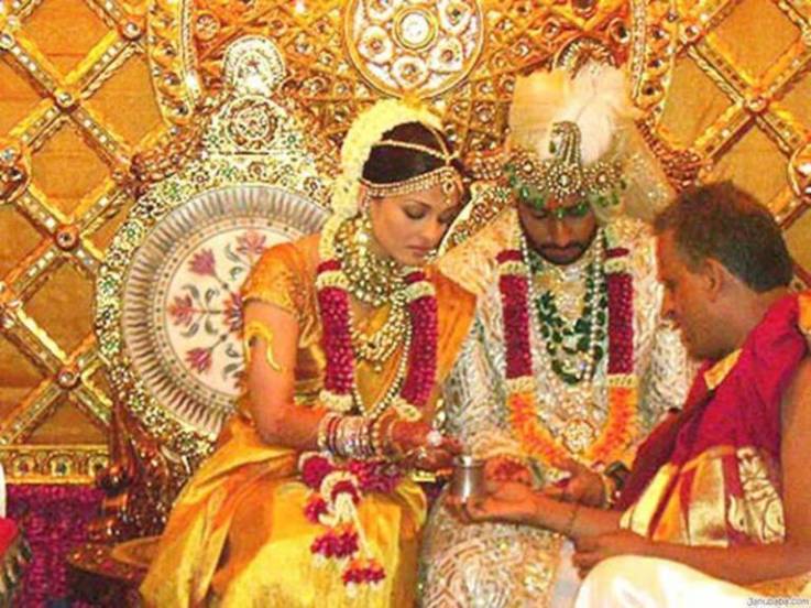 ऐश्वर्या राय बच्चन आणि अभिषेक बच्चन यांचा विवाह २० एप्रिल २००७ रोजी मुंबईत झाला. त्यांचे लग्न हे खाजगी पद्धतीने केले होते ज्यात फक्त कुटुंबे आणि जवळचे मित्र उपस्थित होते. त्यांनी नोव्हेंबर २०११ मध्ये त्यांची मुलगी आराध्याचे स्वागत केलं. ((All Photo: Express Archives))
