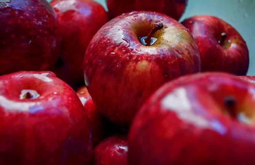 दृष्टी वाढवण्यासाठी सफरचंद खूप फायदेशीर आहे. ज्या लोकांना डोळ्यांची समस्या आहे किंवा ज्यांना कमी दिसत आहे, त्यांनी आपल्या आहारात सफरचंदांचा समावेश करावा.
