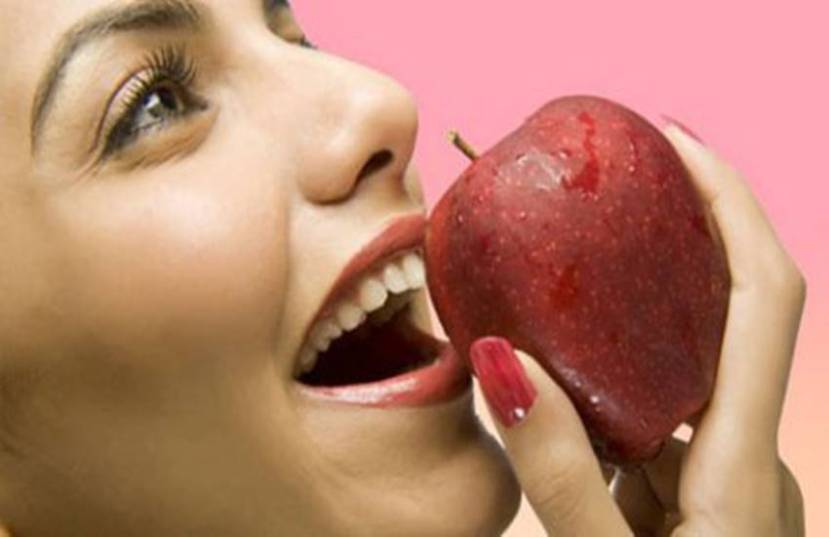 याशिवाय सफरचंद खाल्ल्याने मधुमेहाचा धोकाही कमी होतो. त्यामुळे मधुमेही रुग्णही आपल्या आहारात सफरचंदाचा समावेश करू शकतात.