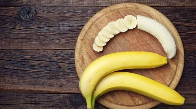 पचनसंस्था निरोगी ठेवायची असेल तर केळी खा. उच्च फायबर गुणधर्मामुळे, ते आतड्यांसंबंधी हालचालींसाठी देखील महत्वाचे आहे. (फोटो: file photo)