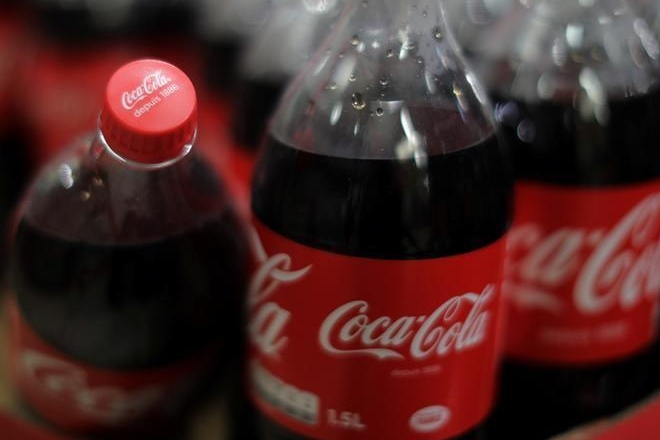 कोका-कोला हे एक प्रसिद्ध पेय आहे. या पेयासोबत बहुतेक लोक जास्त प्रमाणात औषध खातात, परंतु यामुळे तुम्हाला त्रास होऊ शकतो आणि औषध विरघळायला वेळ लागू शकतो. (फोटो: indian express)