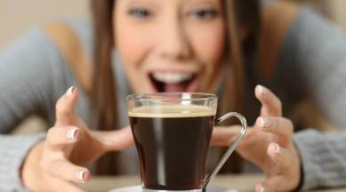 काही लोकं कॉफीसोबत औषधही खातात, पण यातून तुम्ही तुमचे नुकसान करत आहात. कॉफीसारख्या कोणत्याही गरम पेयासोबत औषध घेतल्याने शारीरिक समस्या उद्भवू शकतात, असे एका अभ्यासातून समोर आले आहे. (फोटो: indian express)