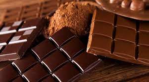 अशा परिस्थितीत जर तुम्हाला मानसिक आणि शारीरिक थकवा जाणवत असेल तर डार्क चॉकलेटच्या सेवनाने थकवा दूर होतो आणि भरपूर ऊर्जा मिळते.