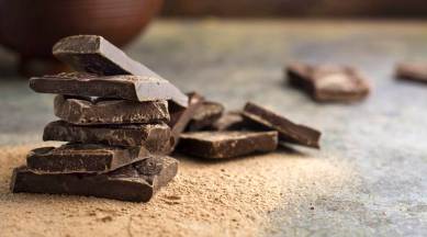 थकवा जाणवत असल्यास डार्क चॉकलेटचे सेवन करा. कारण डार्क चॉकलेटमध्ये कॅफिन असते. तसेच सेरोटोनिनचे उत्पादन त्याच्या सेवनाने उत्तेजित होतात.