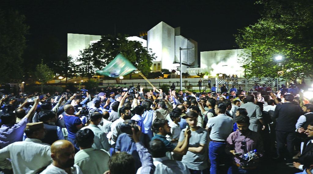 पाकिस्तानच्या सर्वोच्च न्यायालयाच्या परिसरात गुरुवारी रात्री झालेली गर्दी.