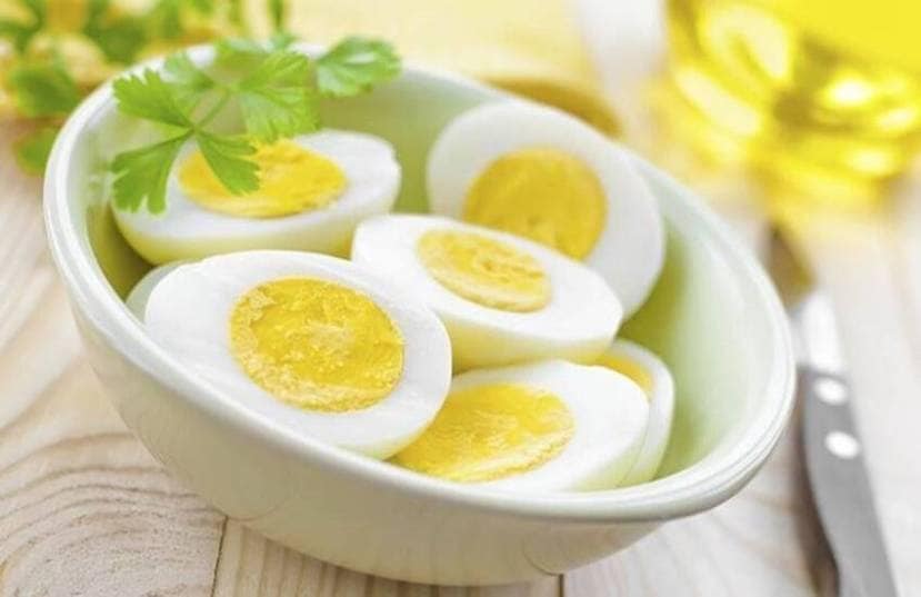 आहारात नियमितपणे अंड्यांचे सेवन करा. कारण अंड्यांमध्ये प्रथिने तसेच हेल्दी फॅट देखील असतात.