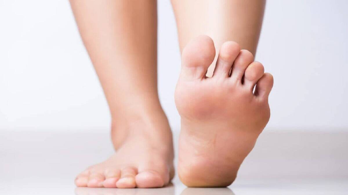 दिवसभराच्या धावपळीत आपल्या पायांची भूमिका सर्वात महत्त्वाची असते. (photo credit: freepik)