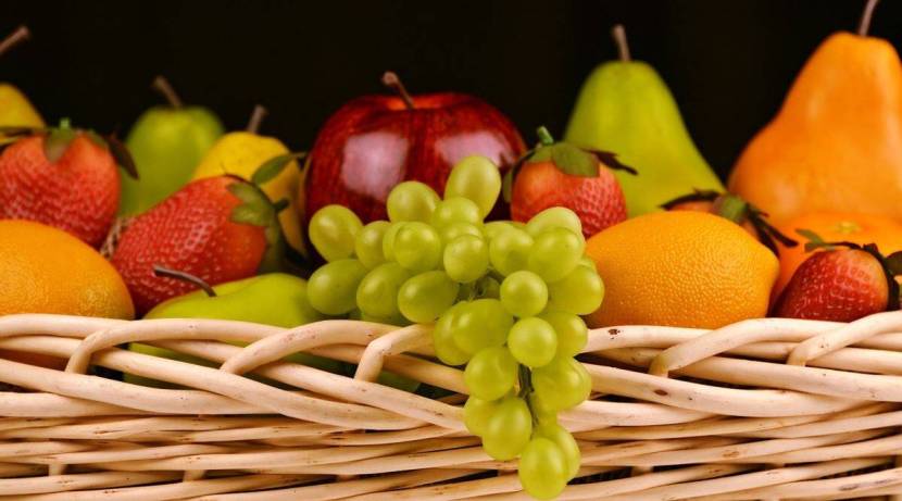 टरबूज इत्यादी पाण्याचे प्रमाण जास्त असलेली फळे खा. अशी फळे खाल्ल्याने तुम्ही हायड्रेट राहाल.