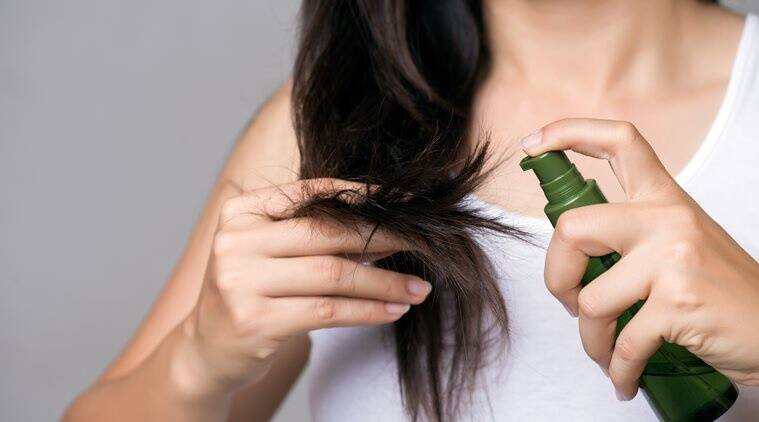 केसांना तेल लावण्यापूर्वी तुम्हाला त्वचेनुसार आणि केसांनुसार तेल निवडा. आता हे तेल हलके गरम करा आणि बोटांच्या मदतीने केसांच्या मुळांना लावा.