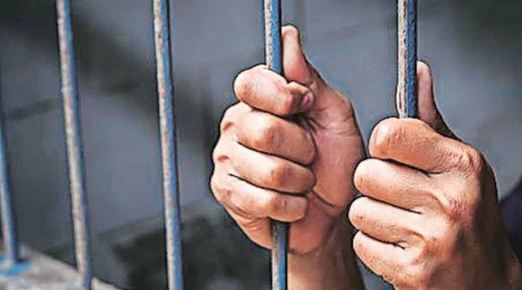 prisoner attacks Prison superintendent in Kolhapur Kalamba jail