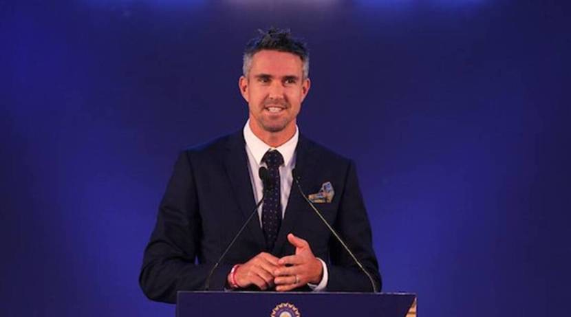 १. केविन पीटरसन - २००९ मध्ये आरसीबीने केविन पीटरसनकडून कर्णधारपद काढून दिग्गज गोलंदाज अनिल कुंबळेकडे दिलं होतं.