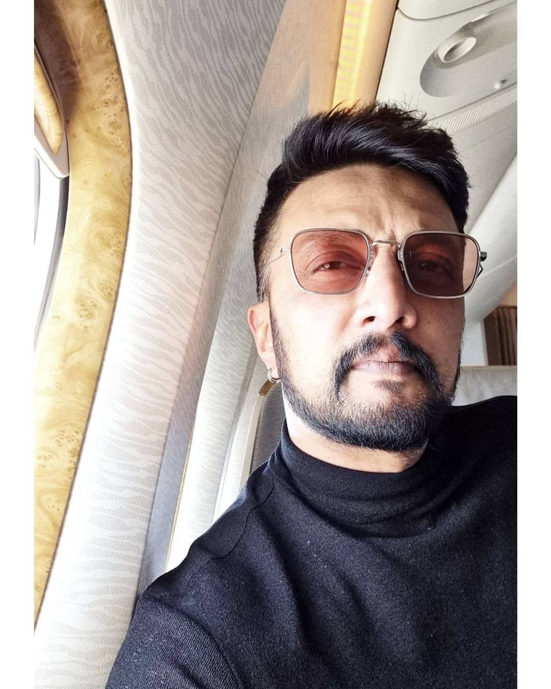 या संस्थेद्वारे तो गरीब मुलांना शालेय गणवेशापासून ते शिष्यवृत्तीपर्यंतची सुविधा उपलब्ध करुन देतो.