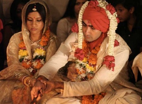 अभिनेत्री कोंकणा सेन शर्मानेही तिच्या लग्नात लाल रंगाचा लेहेंगा परिधान केला नव्हता. तिने रणवीर शौरीसोबत गोल्डन क्रीम कलरच्या साडीत लग्न केले. कोंकणाचा हा लूक चाहत्यांना खूप आवडला होता. (फोटो: indian express)