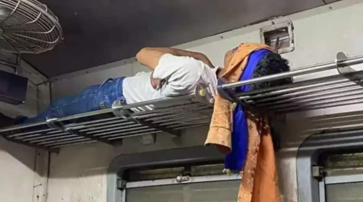 mumbai local viral photo