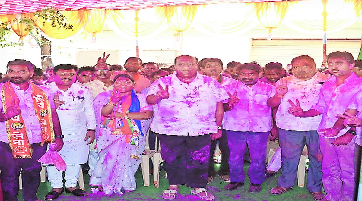 कोल्हापूरमध्ये पोटनिवडणुकीत विजय मिळवल्यानंतर काँग्रेस कार्यकर्त्यांनी गुलाल उधळून जल्लोष केला. यावेळी सतेज पाटील यांच्यासह पक्षाचे अनेक नेते उपस्थित होते.