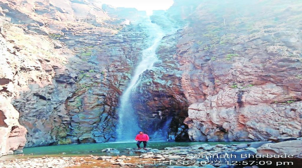 उष्णतेच्या तडाख्यातही धबधब्यांची साद; उन्हाळय़ातही त्र्यंबकेश्वर तालुक्याच्या जंगलात गारवा