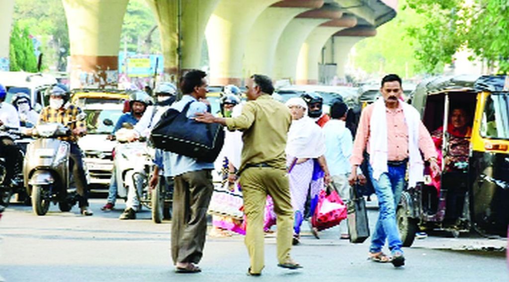 ऑटोचालकांच्या अरेरावीला आवर कोण घालणार?; प्रवासी मिळवण्यासाठी दमदाटी; अवाजवी भाडय़ाकडे पोलिसांचे दुर्लक्ष