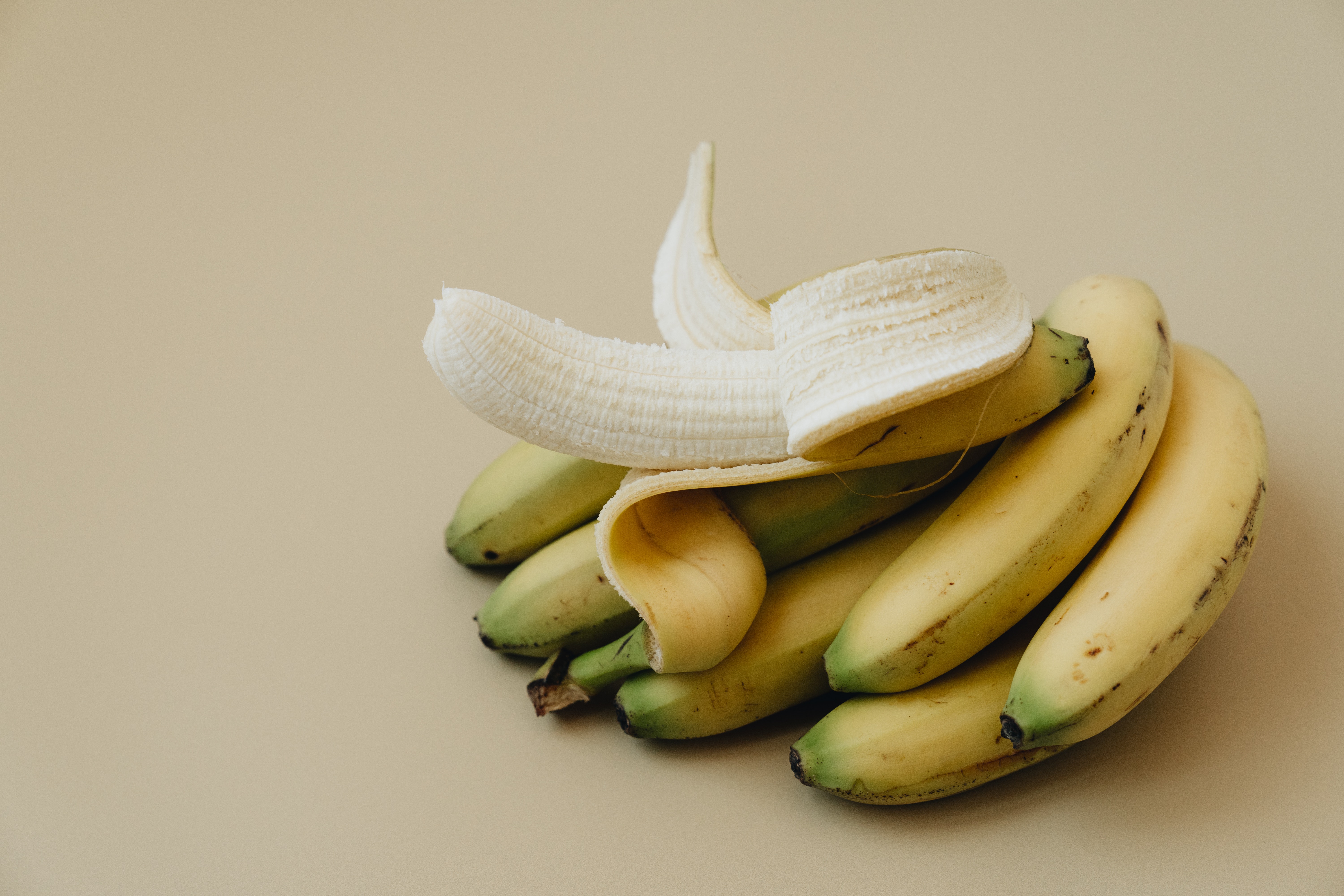 आपण केळी रोज खाऊ शकतो. शरीराचे वजन वाढवण्यात आणि पोषक तत्वांची कमतरता भरून काढण्यात याचा मोठा हातभार असतो.