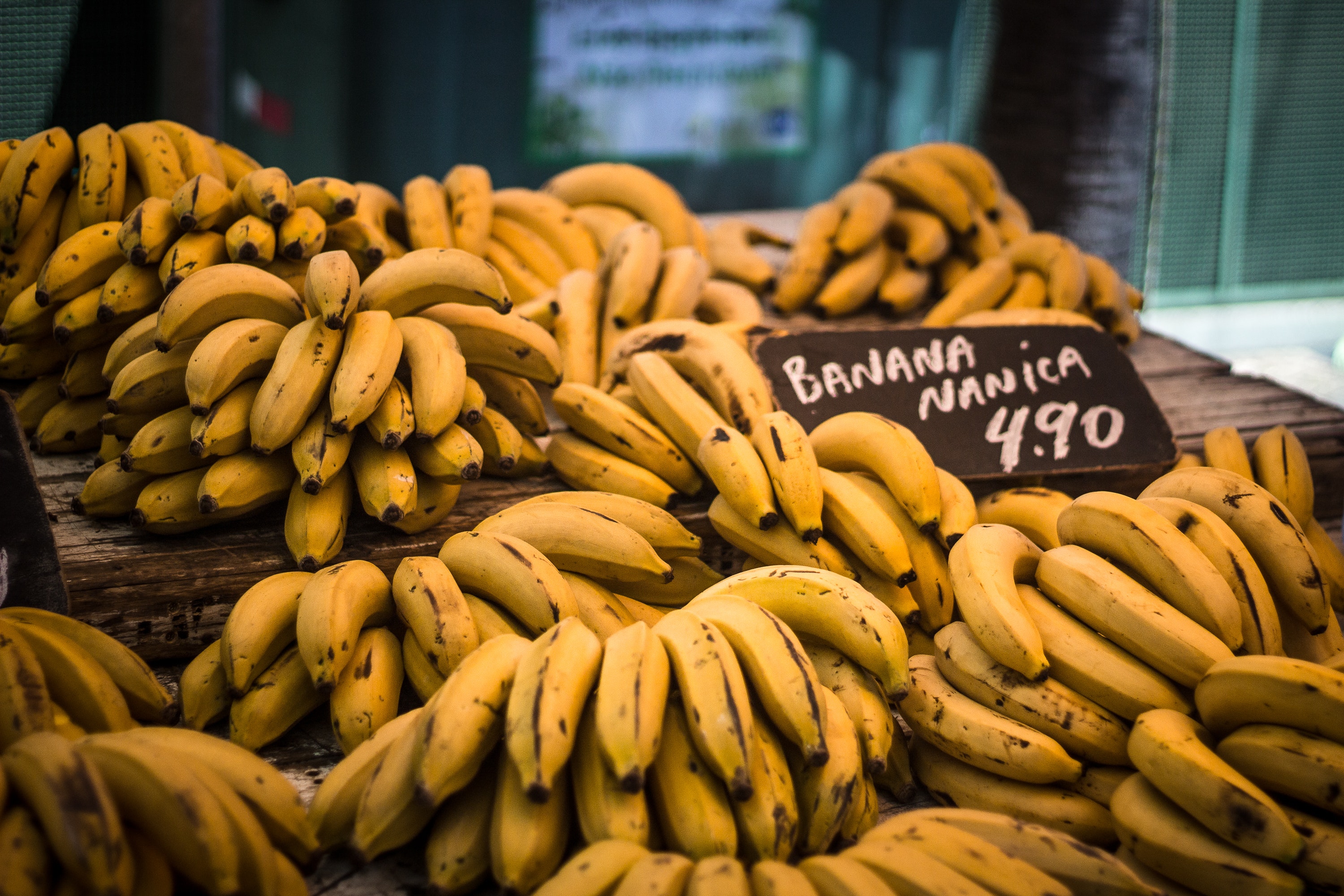 केळीचे दुष्परिणाम खूप कमी आहेत. तथापि, अधूनमधून केळी खाल्ल्याने पोट फुगणे, गॅस, पेटके उठणे, मऊ मल, मळमळ आणि उलट्या होऊ शकतात.