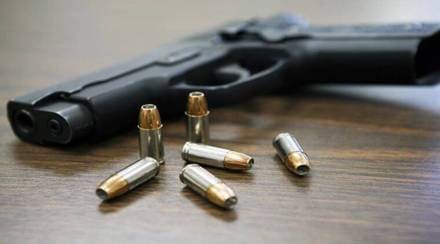 A pistol-carrying goon was caught by the police in Pune's Bhawani Peth pune
