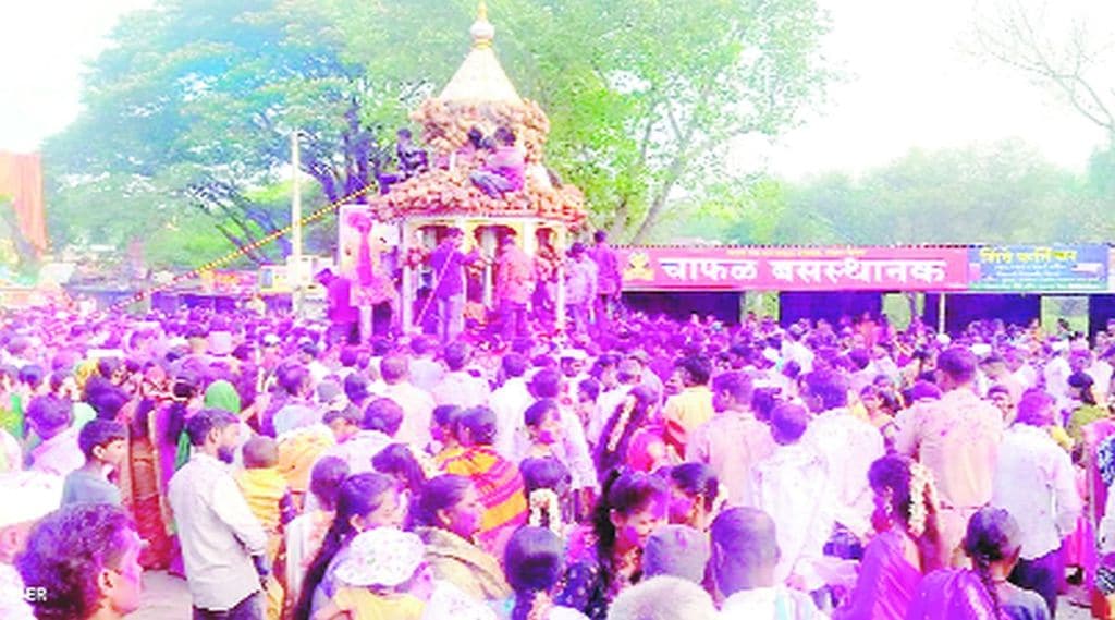 चाफळ (ता. पाटण) येथील श्री रामनवमी उत्सवाची हजारो रामभक्तांच्या उपस्थितीत रथोत्सवाने सांगता झाली. (छाया : उमेश सुतार, चाफळ)