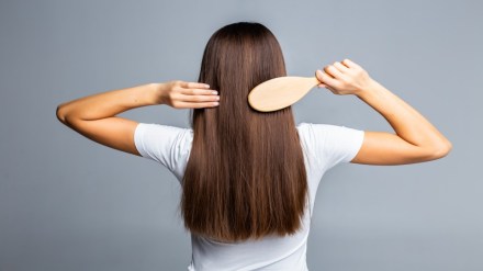 तुम्ही नैसर्गिक गोष्टींच्या मदतीने तुमचे केस कसे सरळ करू शकता. (Photo : Freepik)