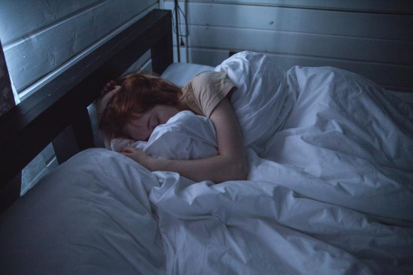 चांगल्या झोपेसाठी चांगले वातावरण महत्त्वाची भूमिका बजावते. अशी अनेक गोष्टी आहेत जी तुम्ही चांगली झोप घेण्यासाठी प्रयत्न करू शकता. बर्‍याचदा आहार आणि शीतपेयेमध्ये चांगली झोप वाढवणारे गुणधर्म असतात. याकरिता आहारात तुम्ही या पदार्थांचा सेवन केल्याने चांगली झोप येऊ शकते. चला तर मग जाणून घेऊयात.