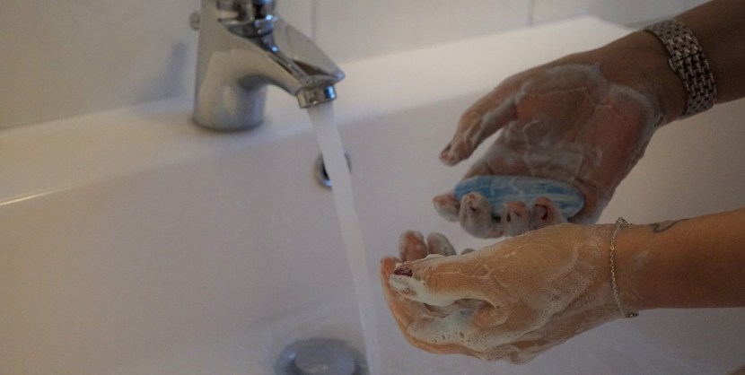 विज्ञानामुळे कोणत्याही साबणाने हात धुतल्यानंतर त्याचा रंग कुठेतरी हरवला आणि फेस फक्त पांढराच बाहेर येतो.