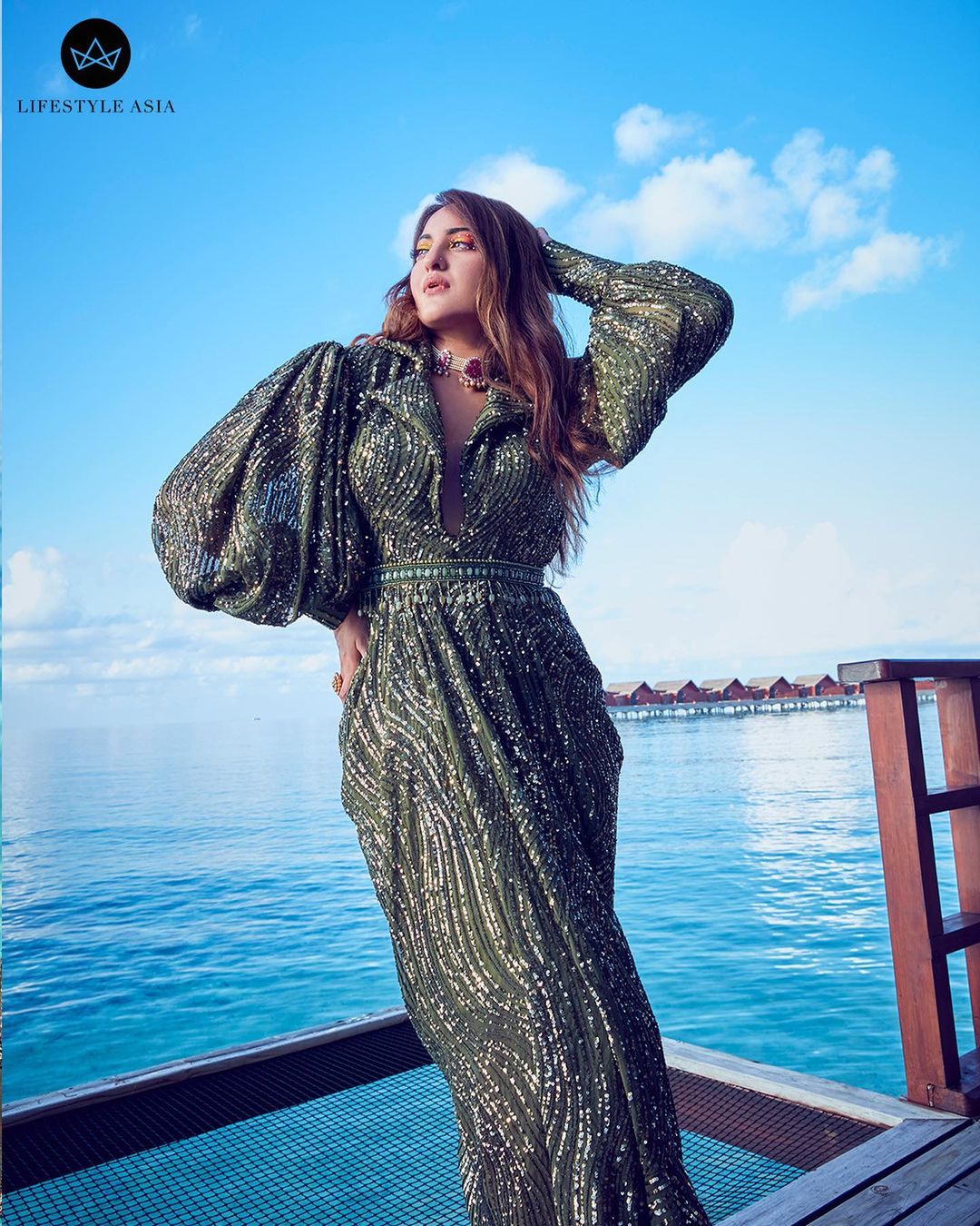 विशेष म्हणजे सोनाक्षीने बिकिनी परिधान न करता मालदीवच्या समुद्रकिनारी ड्रेसमध्ये फोटोशूट केलं आहे.