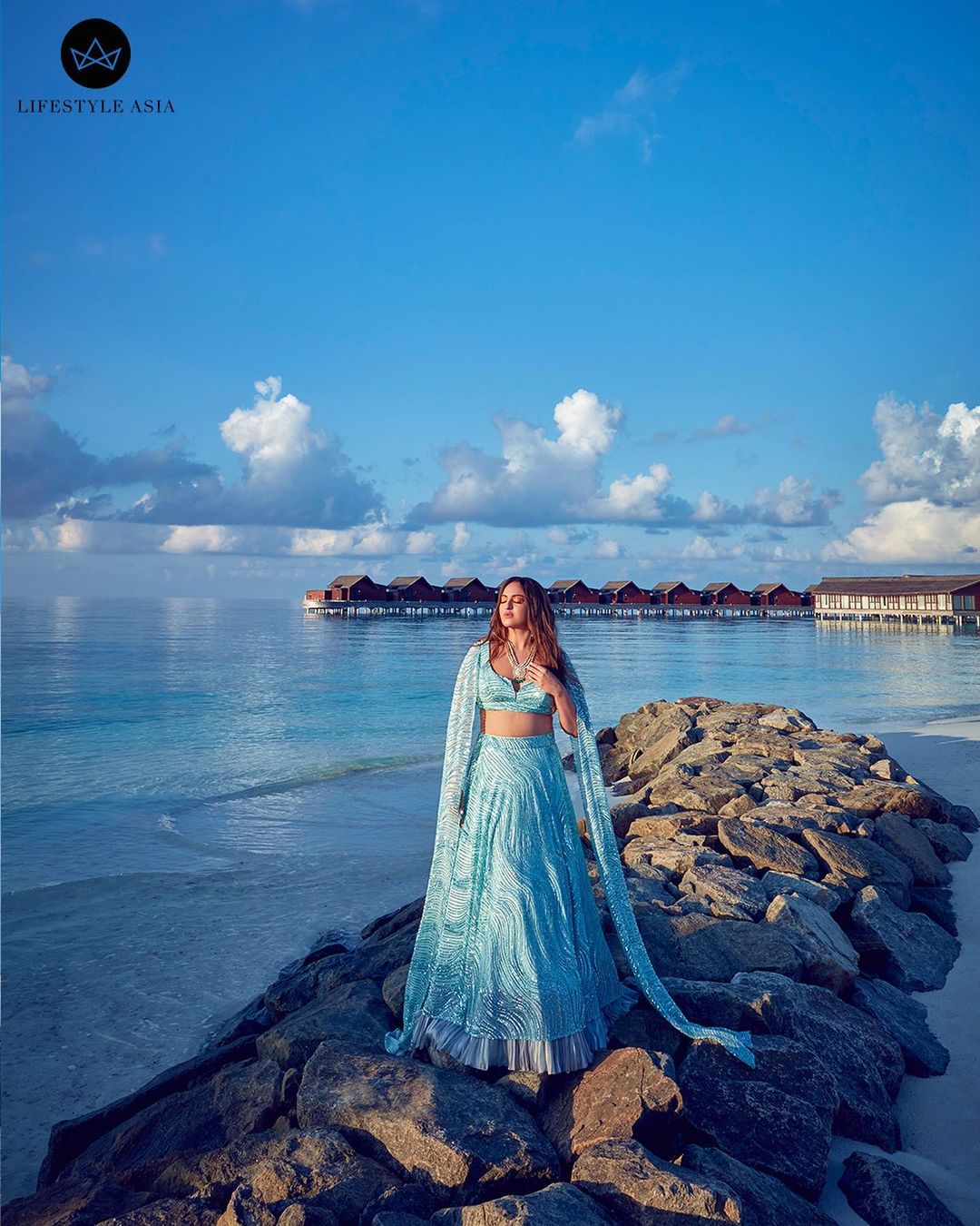 मालदीवच्या समुद्रकिनारी सोनाक्षीने फोटोसाठी पोझ दिल्या आहेत.