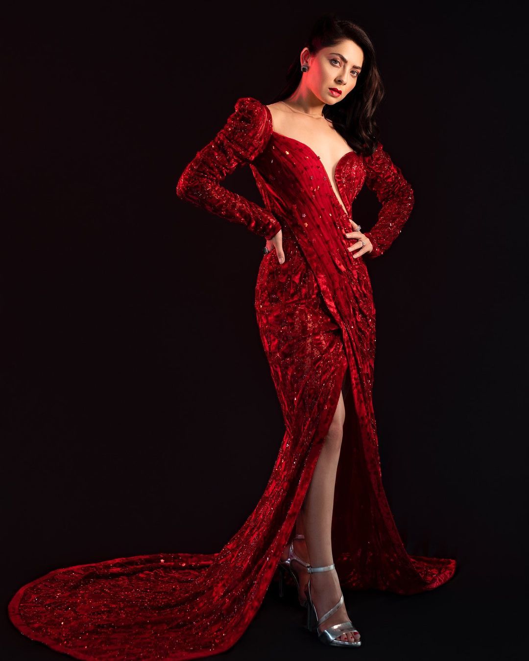 'फिल्म फेअर'च्या रेड कार्पेटवर अप्सरा शिमरी ड्रेसमध्ये अवतरलेली दिसली.