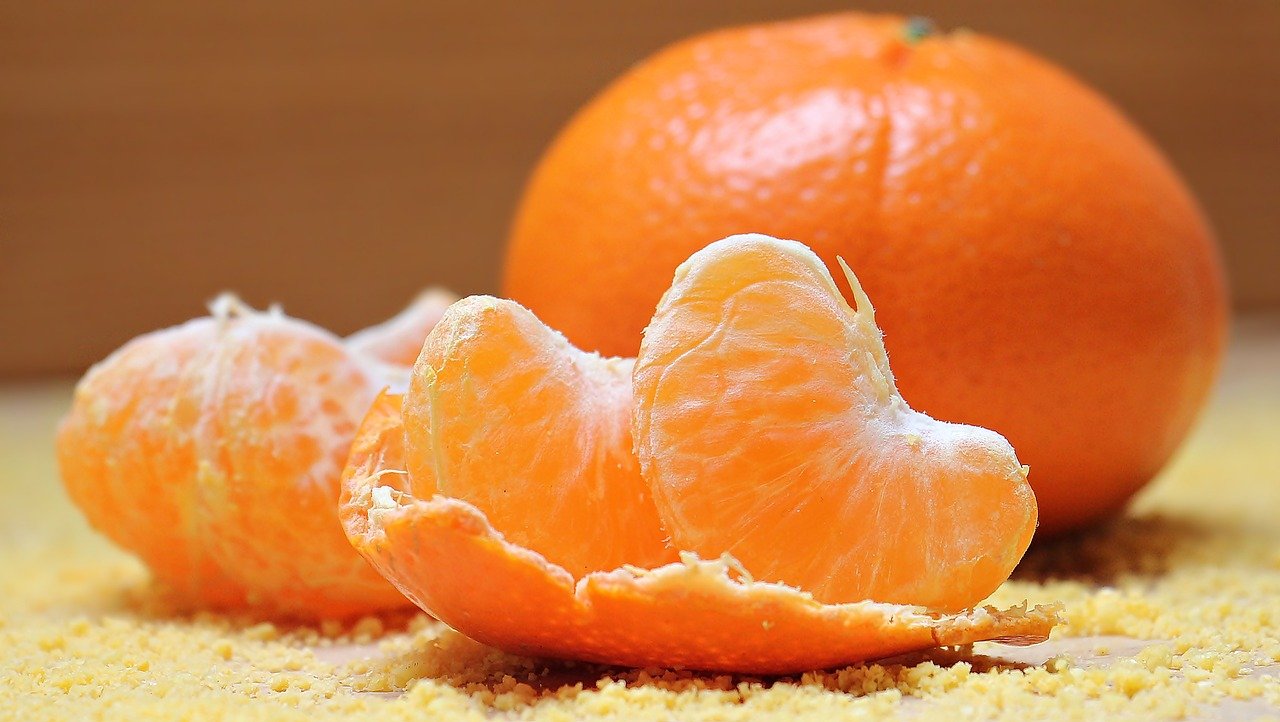 संत्री : मधुमेही रुग्णांसाठी संत्रीही रामबाण उपाय आहे. संत्र्यामध्ये फायबर, व्हिटॅमिन सी, फोलेट आणि पोटॅशियम भरपूर प्रमाणात असते, जे मधुमेहापासून आराम देण्याचे काम करतात.