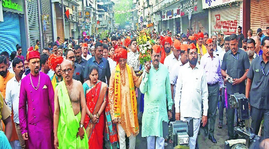 ठाण्यात श्री कौपिनेश्वर न्यासतर्फे स्वागत यात्रेचे अध्यक्ष म्हणून ज्येष्ठ अणुशास्त्रज्ञ डॉ. अनिल काकोडकर यांच्यासह पालकमंत्री एकनाथ शिंदे यात्रेच्या सुरुवातीपासून सहभागी झाले होते