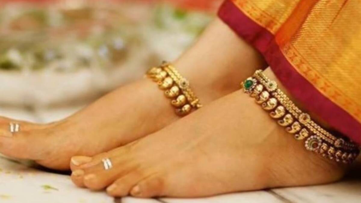 Why Indian Married Women Wear Toe Rings Or Mettelu, Know In Details |  Spirituality: కాళ్లకు మెట్టెలు పెట్టుకునేది పెళ్లైందో లేదో తెలుసుకునేందుకు  కాదు..